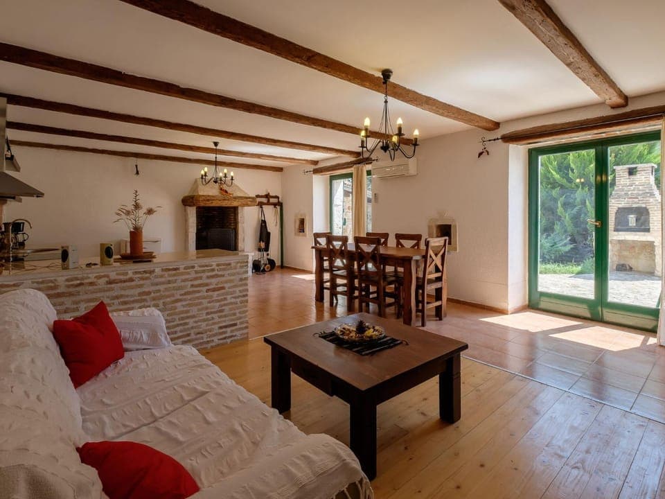 Neighbourhood, Living room