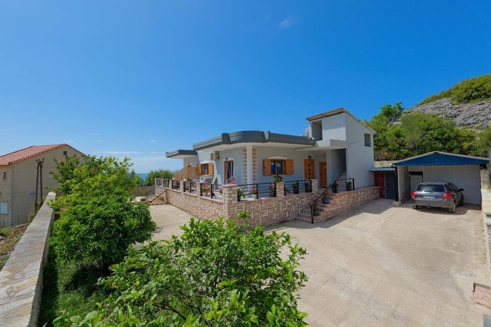 Property building, Neighbourhood