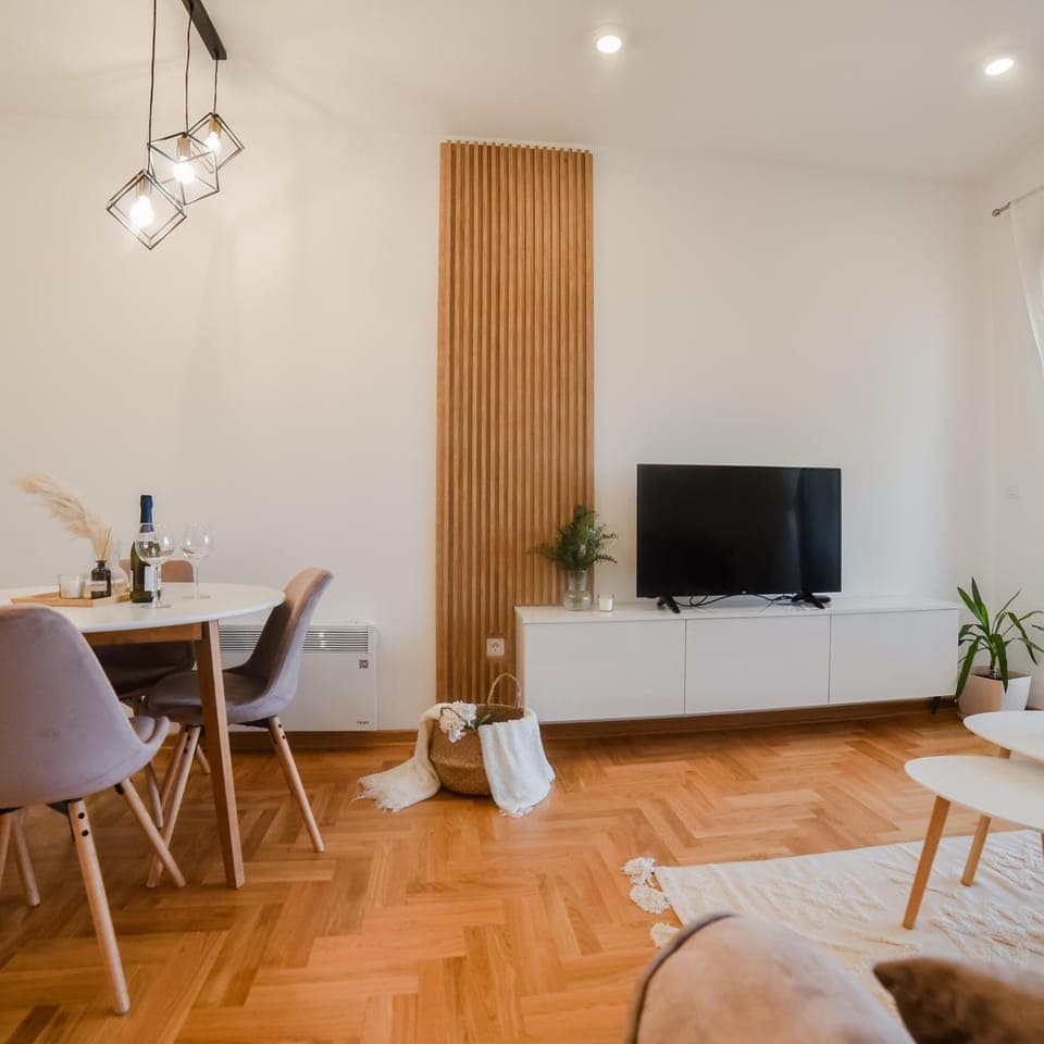 TV and multimedia, Living room, Seating area, Dining area