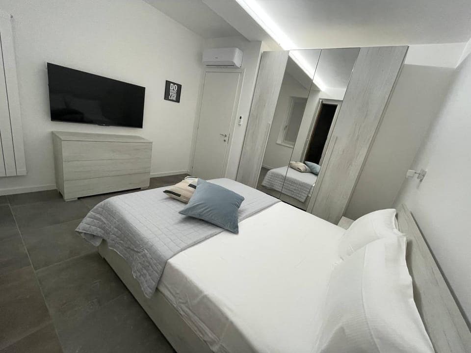 Bedroom, air conditioner