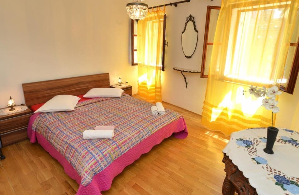 Bed, Photo of the whole room, towels