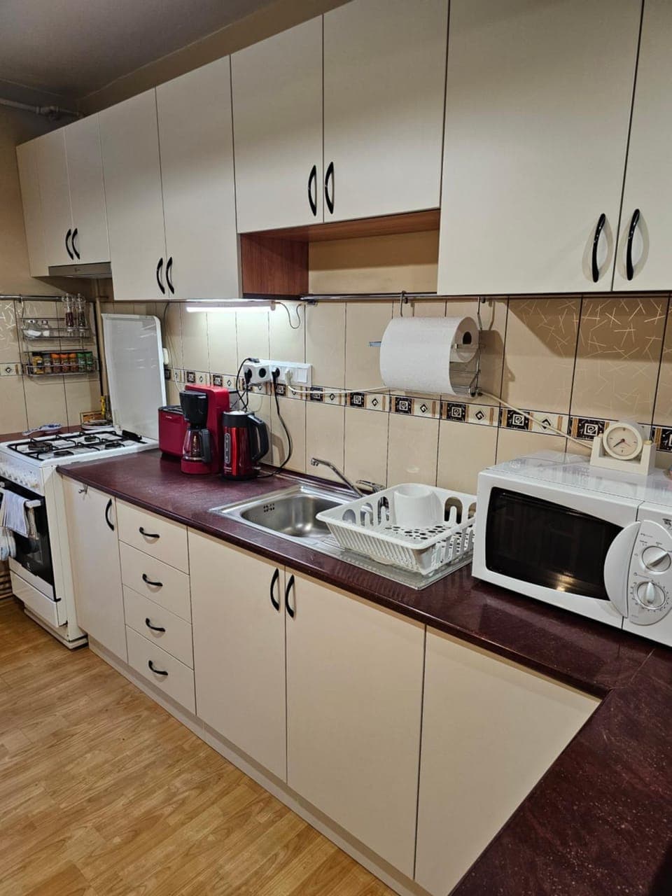 Coffee/tea facilities, Kitchen or kitchenette, stove, toaster