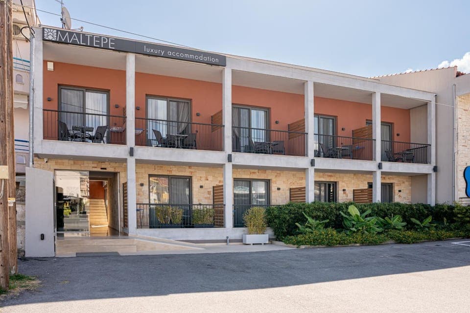 Property building, Facade/entrance, Day