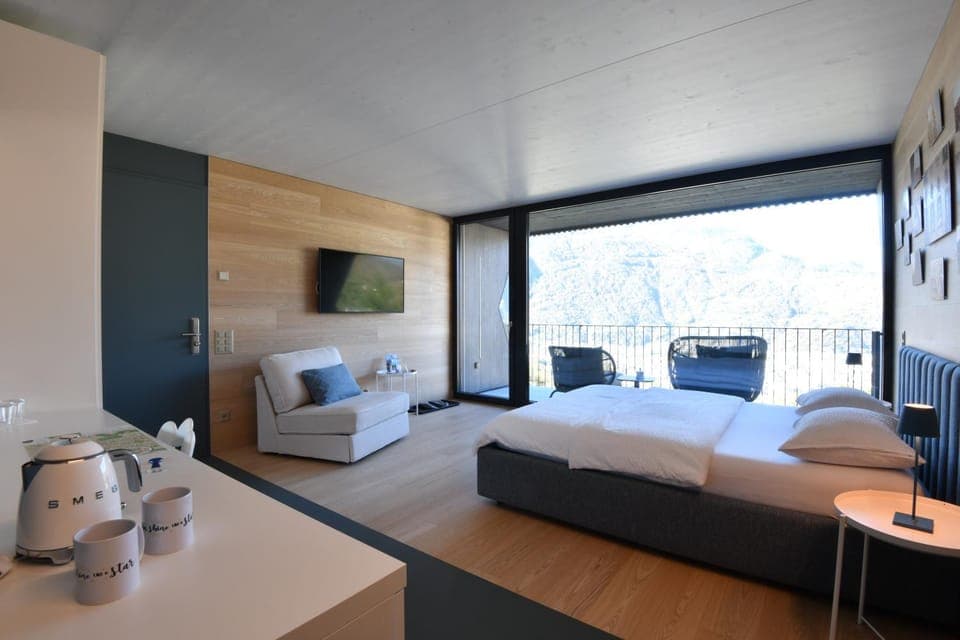 Bed, TV and multimedia, Bedroom