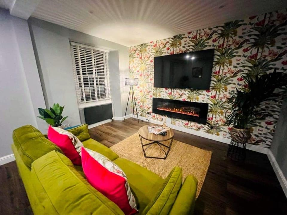 Communal lounge/ TV room, TV and multimedia, Living room, Seating area