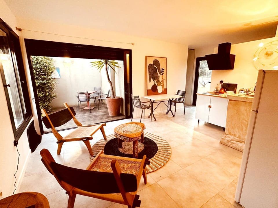 Kitchen or kitchenette, Living room, Seating area, Dining area, stove