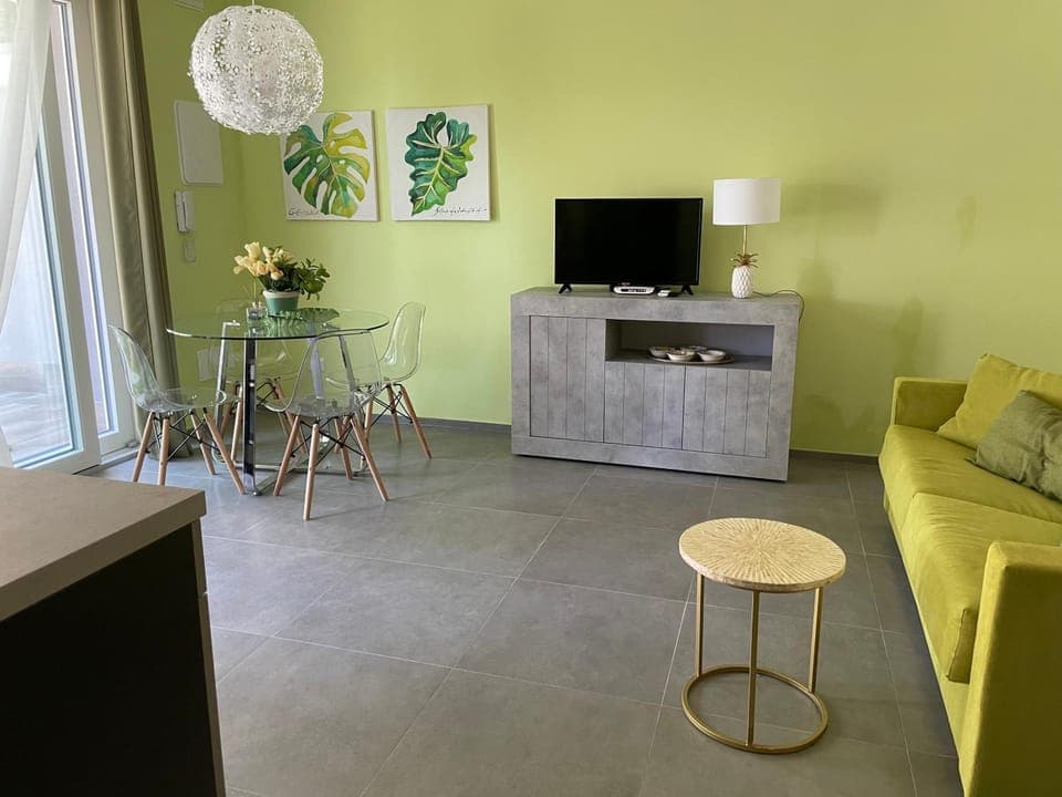 TV and multimedia, Living room, Seating area, Dining area