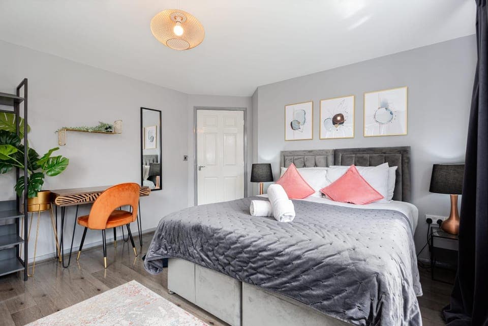 Bed, Photo of the whole room, Bedroom