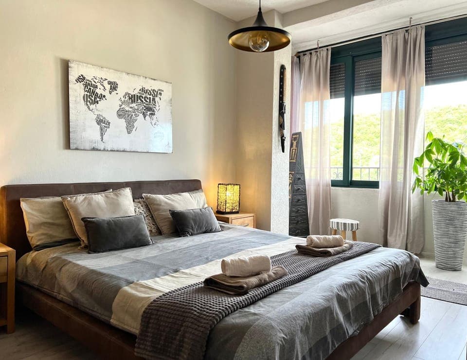 Photo of the whole room, Bedroom