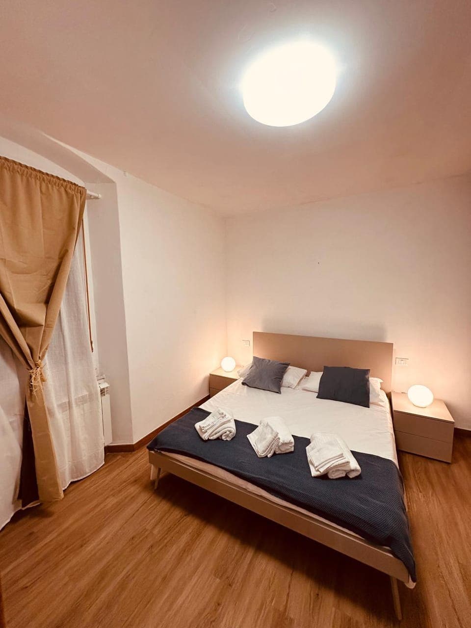 Bed, Photo of the whole room, Bedroom, towels