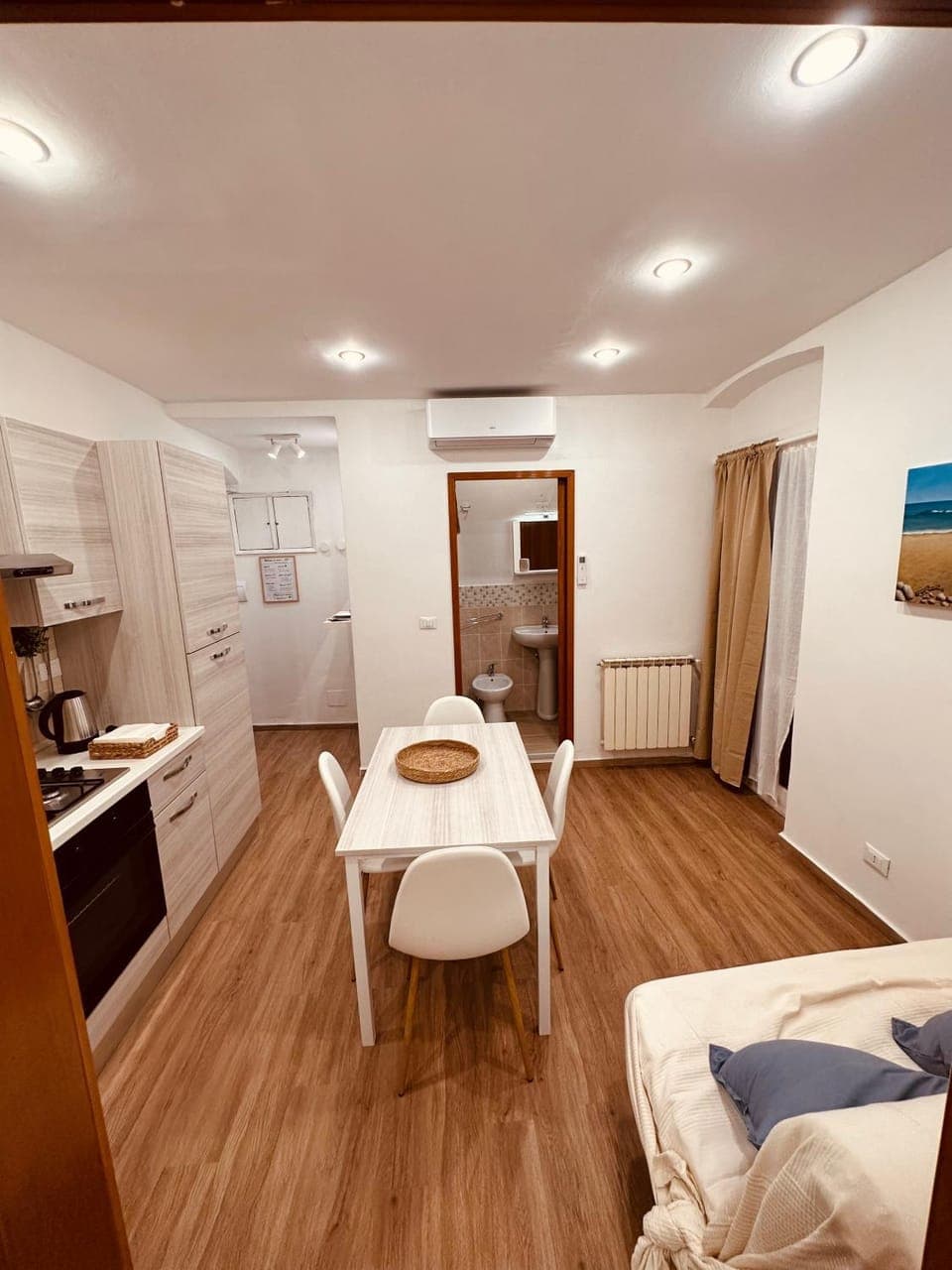 Kitchen or kitchenette, Photo of the whole room, Dining area