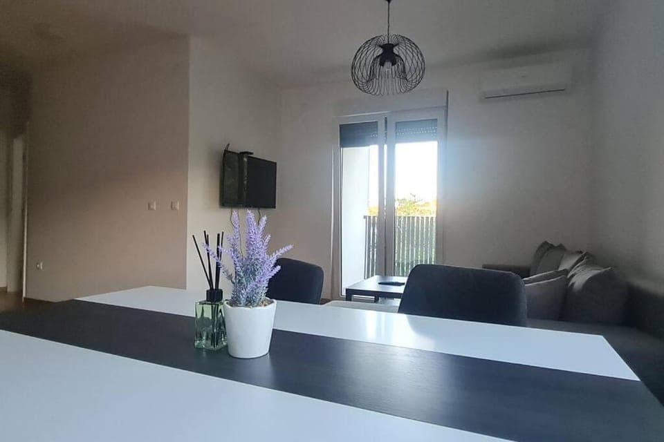 TV and multimedia, Living room, Seating area, Dining area, air conditioner