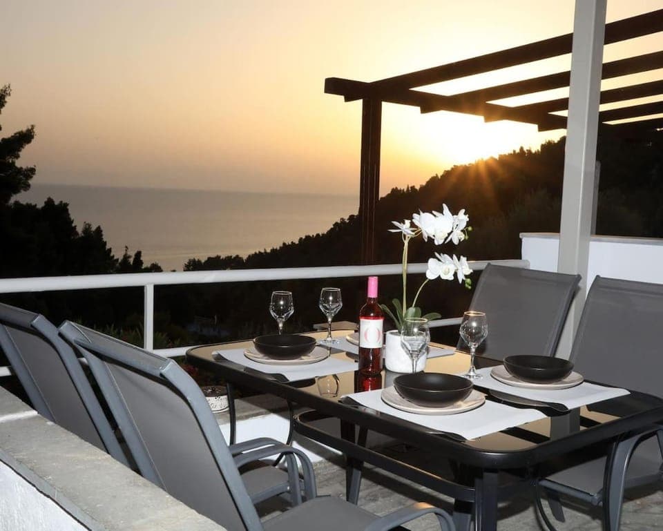 Natural landscape, View (from property/room), Balcony/Terrace, Dining area, Mountain view, Sea view