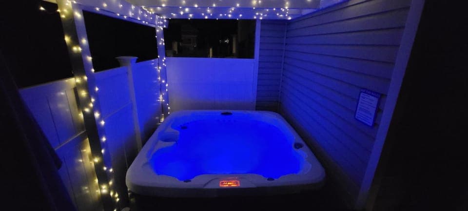 Night, Hot Tub