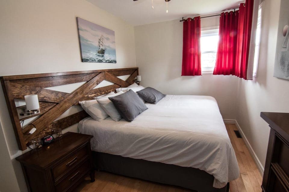 Photo of the whole room, Bedroom