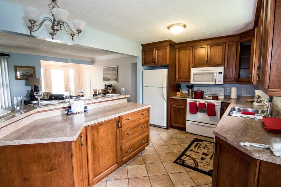 Kitchen or kitchenette, Dining area