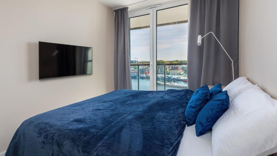 Bed, TV and multimedia, Bedroom