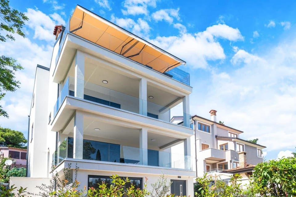 Property building, Day, Balcony/Terrace