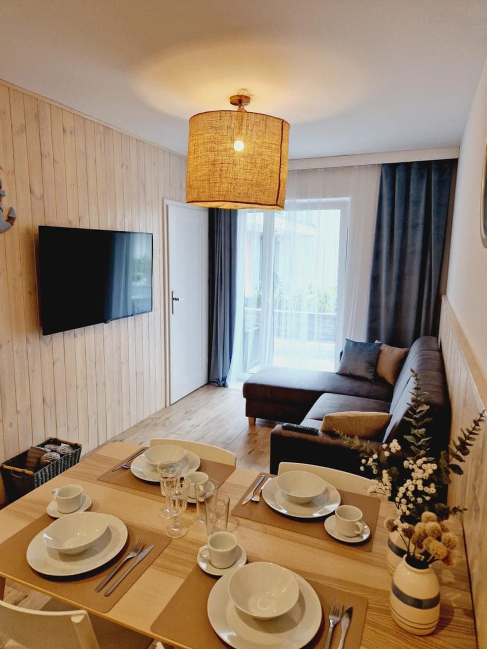 TV and multimedia, Living room, Seating area, Dining area