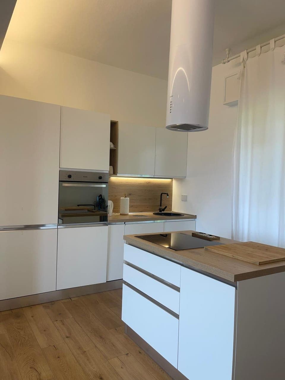 Kitchen or kitchenette, dishwasher, stove