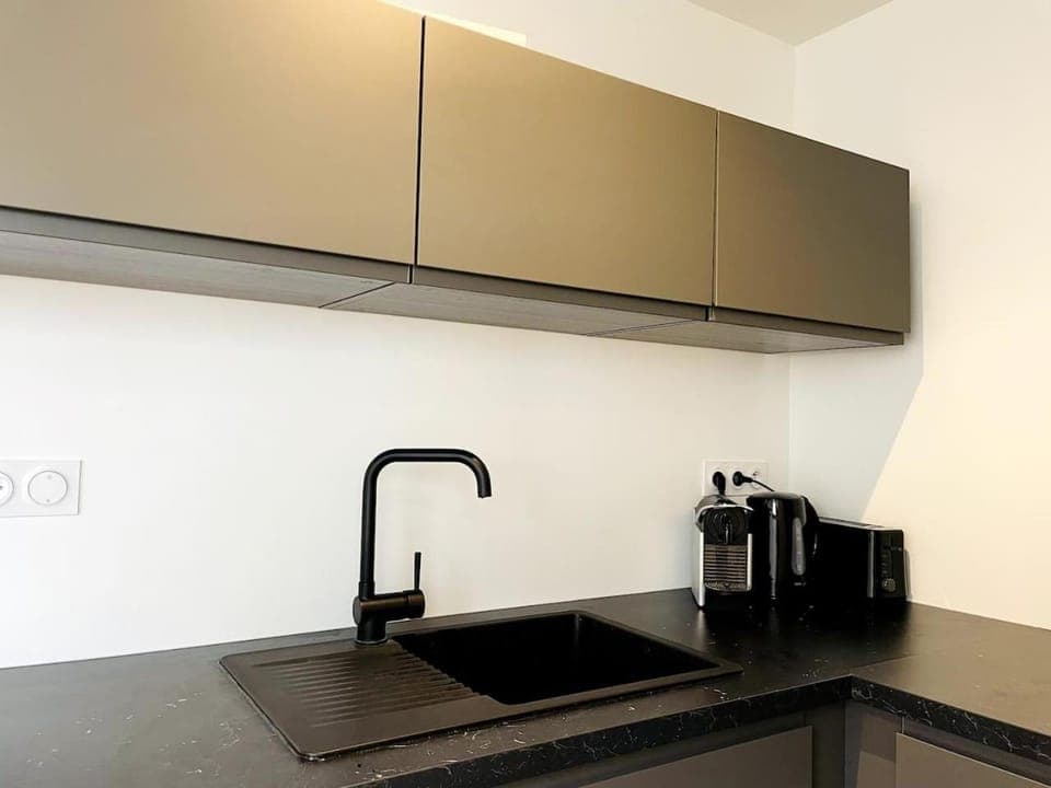 Kitchen or kitchenette, minibar, stove