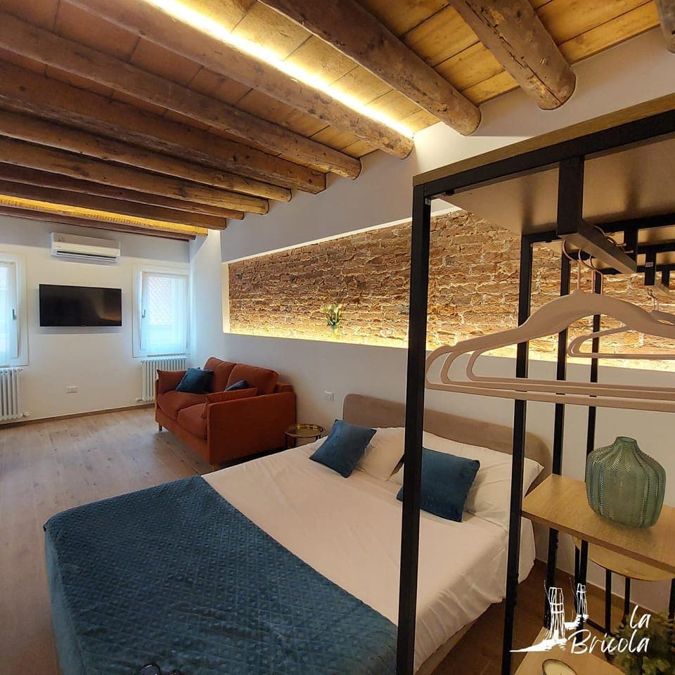 Communal lounge/ TV room, Bed, TV and multimedia, Living room, Photo of the whole room, Evening entertainment, Bedroom