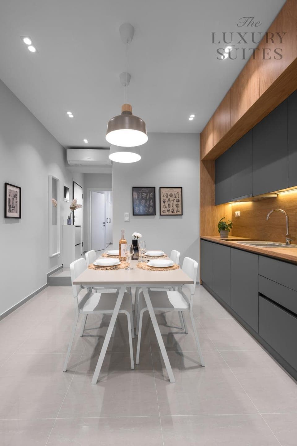 Kitchen or kitchenette, Dining area