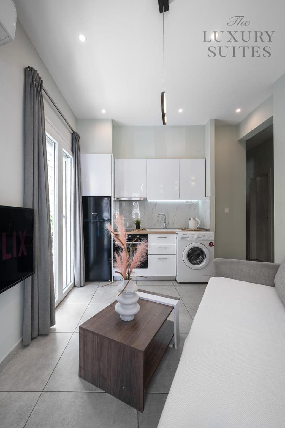 Kitchen or kitchenette, Seating area, washing machine