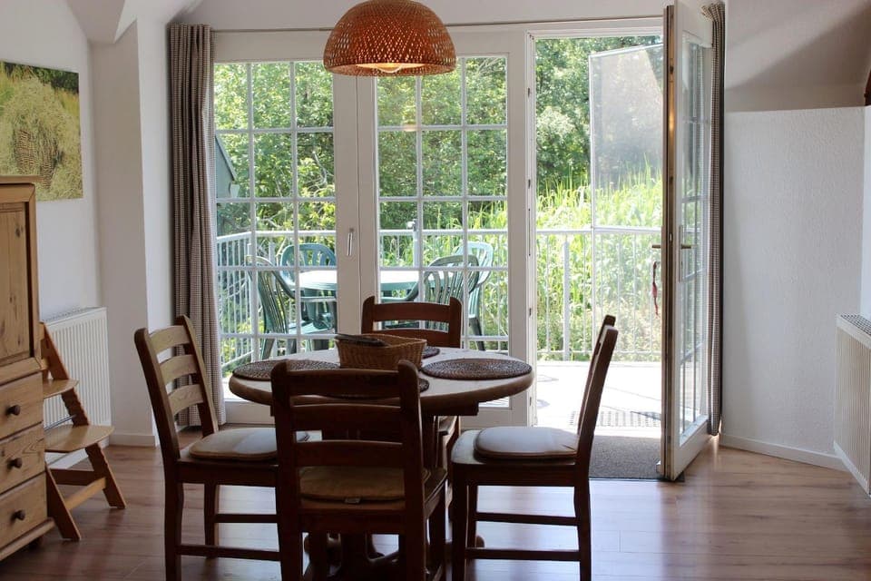 Garden, Seating area, Dining area, Garden view