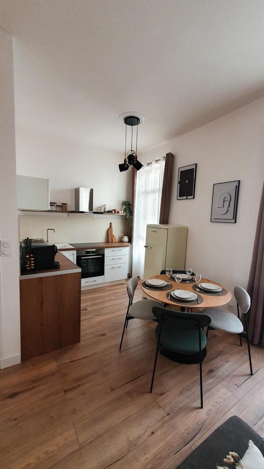 Kitchen or kitchenette, Dining area, minibar, pet friendly, stove
