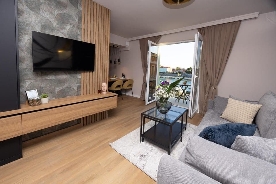 Communal lounge/ TV room, TV and multimedia, Living room, Seating area