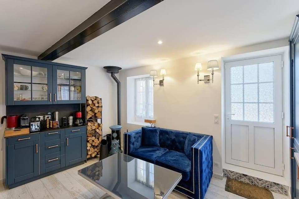 Property building, Coffee/tea facilities, Living room, Seating area, Dining area, pet friendly