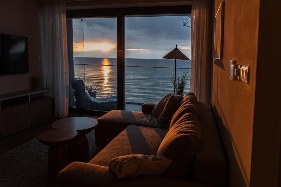 Natural landscape, TV and multimedia, Living room, Seating area, Evening entertainment, Sea view