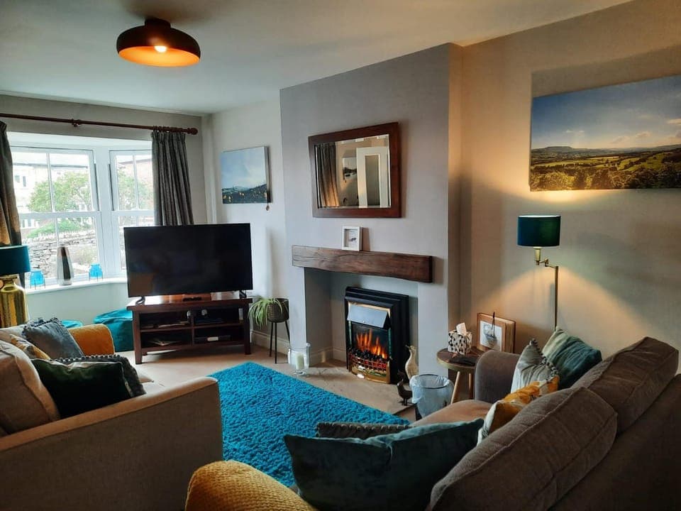 Communal lounge/ TV room, TV and multimedia, Living room, Seating area, Evening entertainment