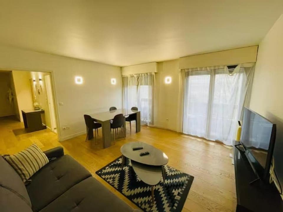 Communal lounge/ TV room, TV and multimedia, Seating area, Dining area