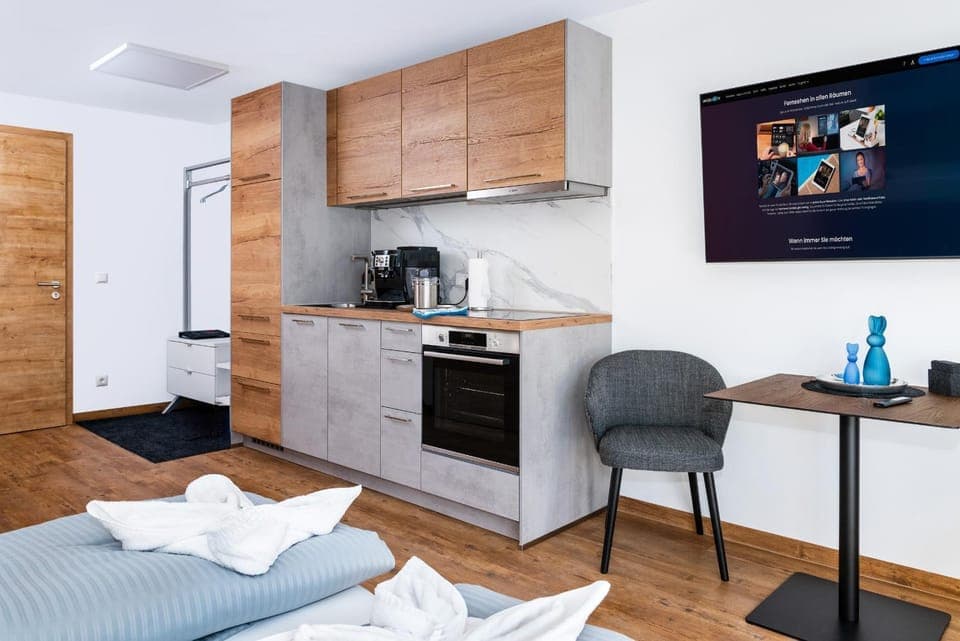 Kitchen or kitchenette, Photo of the whole room, Seating area, pet friendly, stove