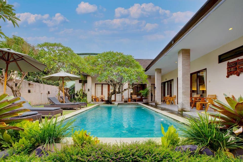 Property building, Garden, Pool view, Swimming pool