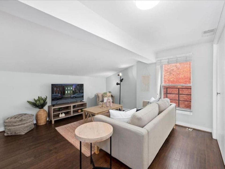 Studio steps to Soccer and OTR and Downtown Apartment in Over The Rhine