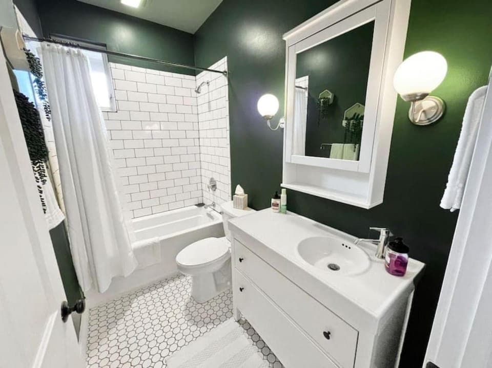 Walk to Rhinegeist, Findlay Market, FREE Streetcar Apartment in Over The Rhine