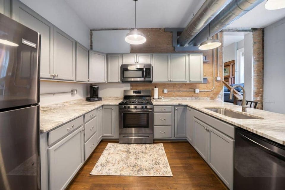 City Escape 2BR Steps to TQL near OTR and Downtown Apartment in Over The Rhine