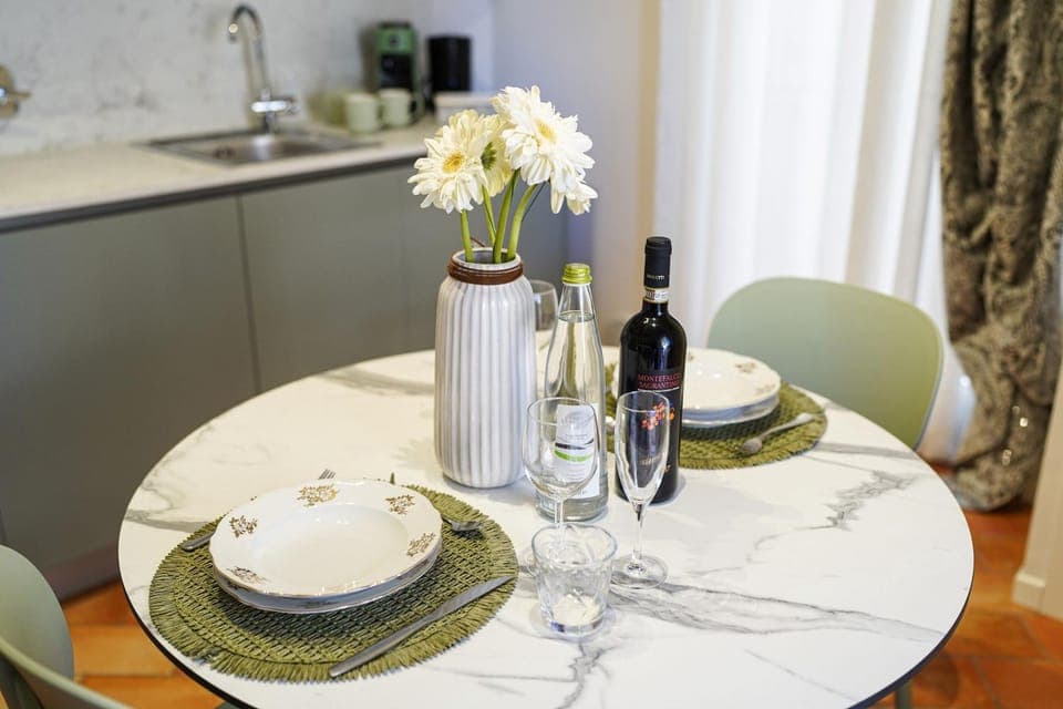 Kitchen or kitchenette, Food and drinks, Dining area, Drinks, Alcoholic drinks