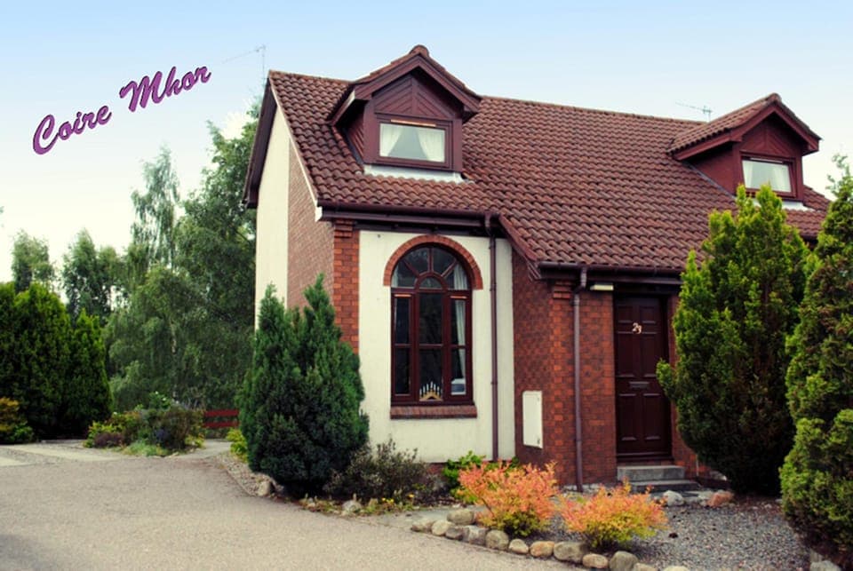 Facade/entrance, Mountain view, Street view