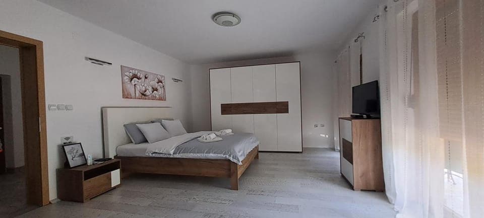 Bed, TV and multimedia, Photo of the whole room, wardrobe