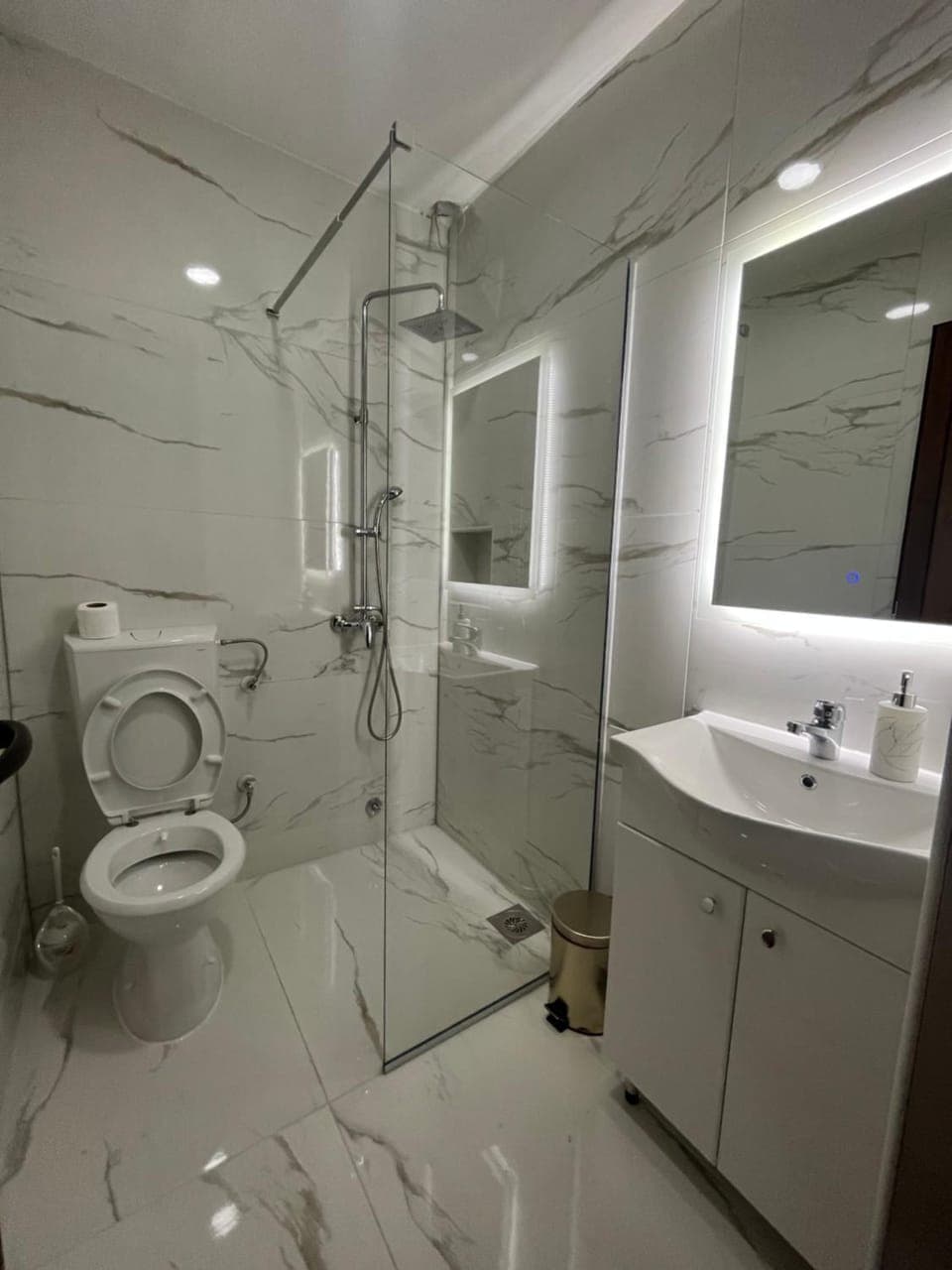 Shower, Toilet, Bathroom, towels