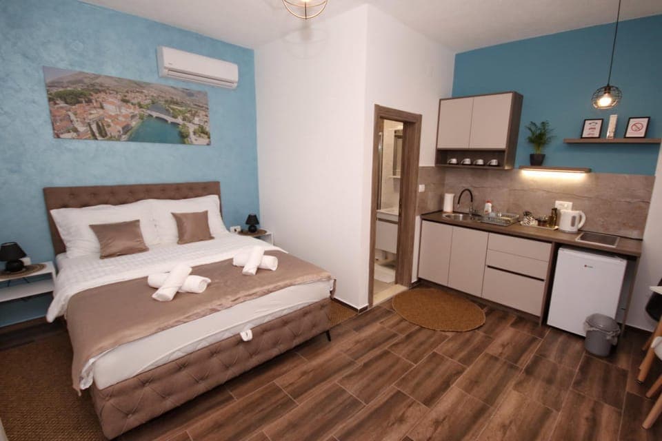 Bed, Kitchen or kitchenette, Photo of the whole room, towels