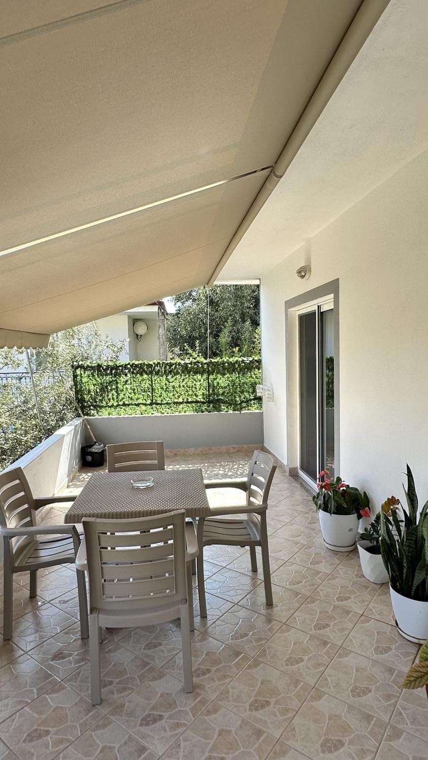 Property building, Day, Balcony/Terrace, Seating area, Dining area