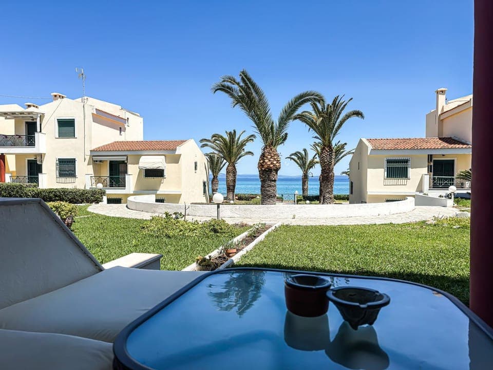 Property building, Natural landscape, Balcony/Terrace, Dining area, Sea view