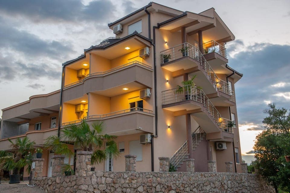 Property building, Balcony/Terrace, Internal: Not applicable to any particular room