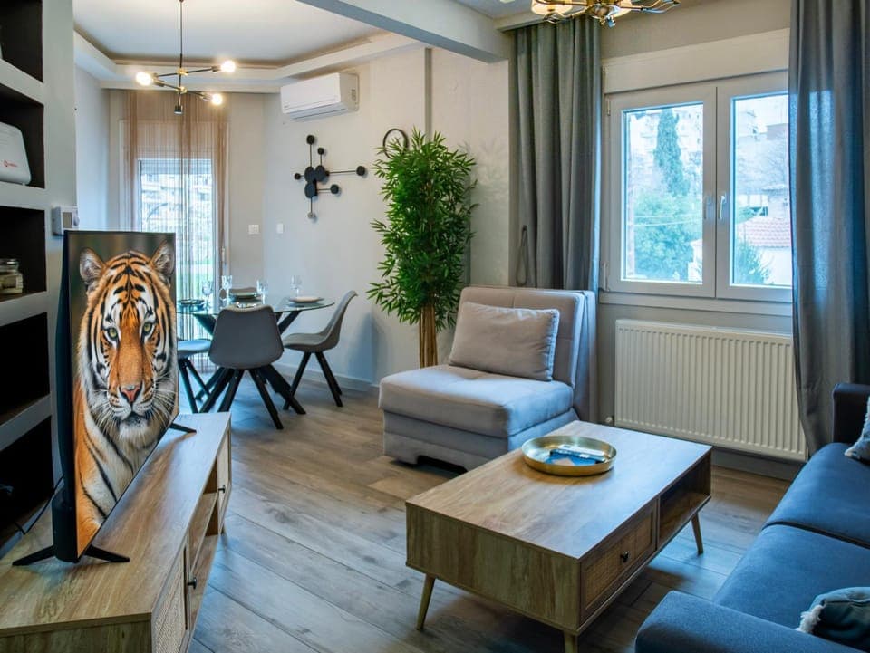 TV and multimedia, Living room, Seating area, Dining area