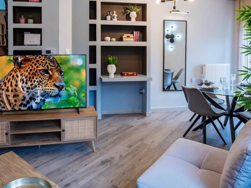 Living room, Seating area, Dining area